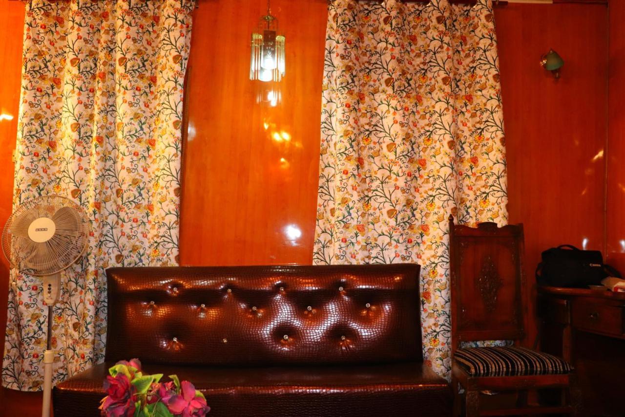 House Boat New Pala Palace Srīnagar 外观 照片
